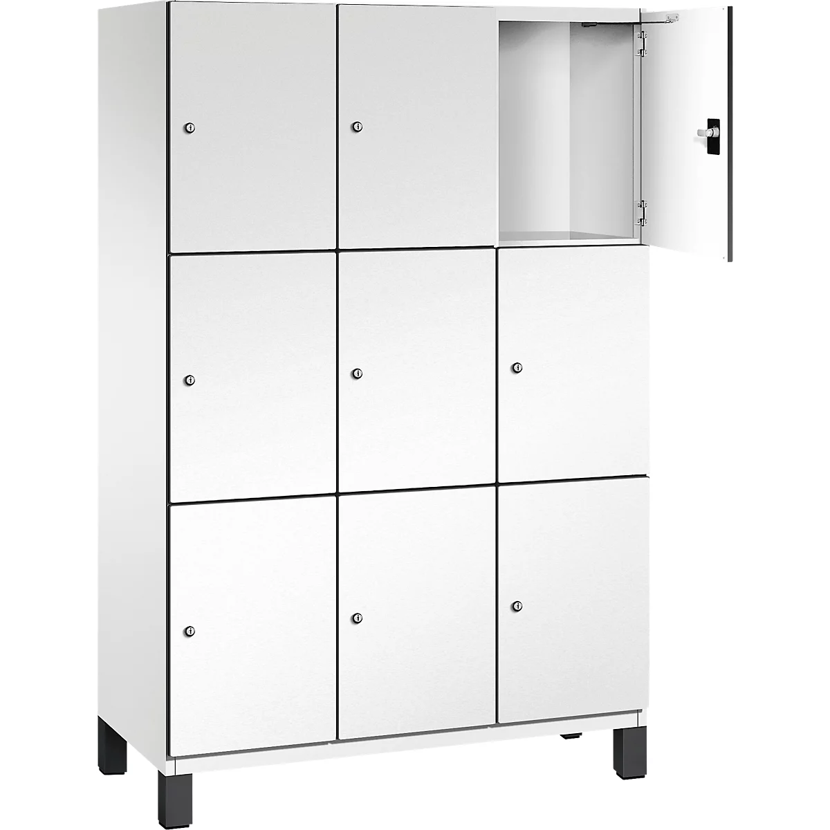 Casier blanc à neuf portes, dont une ouverte.
