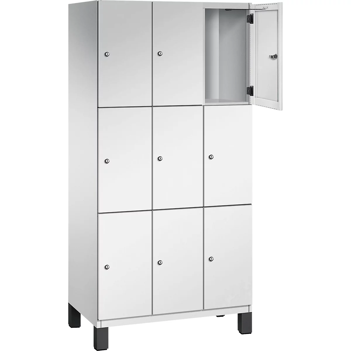 Armoire blanche à huit portes. Une porte est ouverte. Pieds noirs. Casier.
