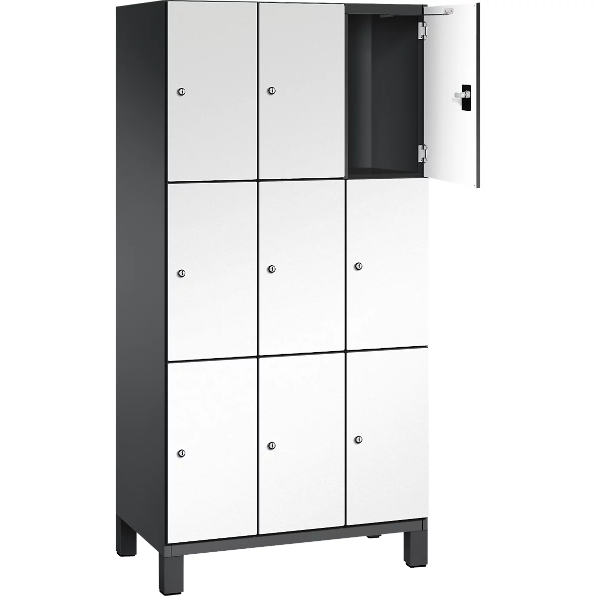 Une armoire à neuf compartiments, blanc-gris. Une porte est ouverte.