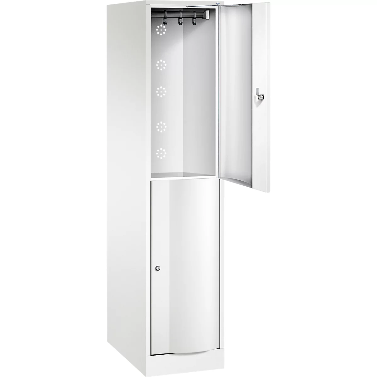 Armoire blanche, porte ouverte, barre supérieure avec crochets, cinq ouvertures rondes en dessous.