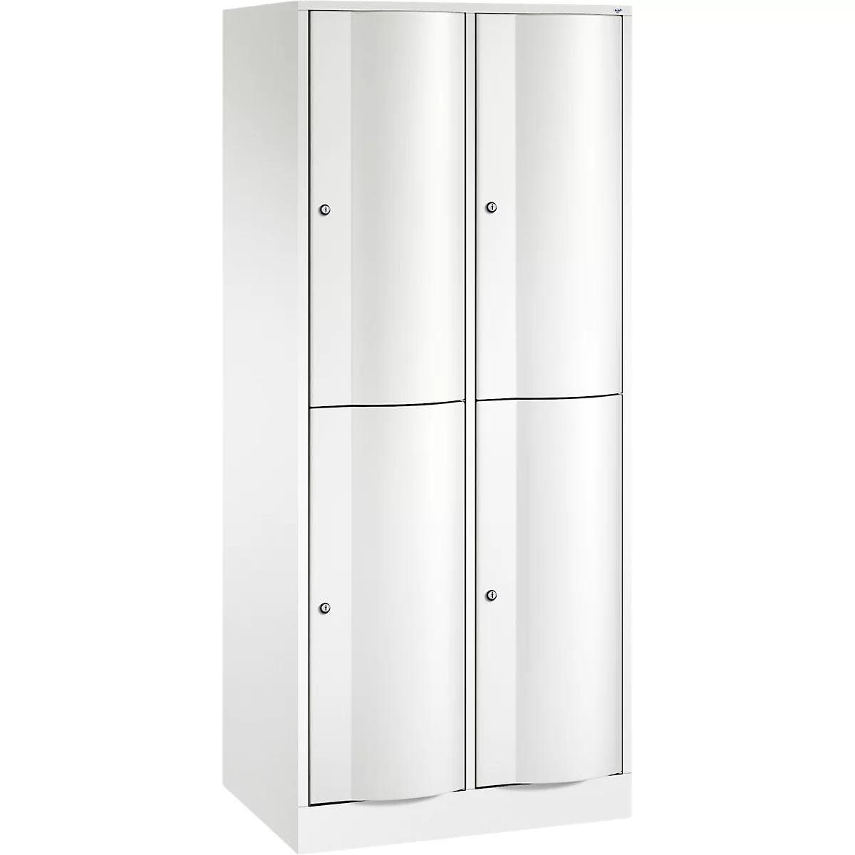 Armoire blanche à quatre portes, avec poignées, dans un design simple. Les portes sont légèrement arrondies.