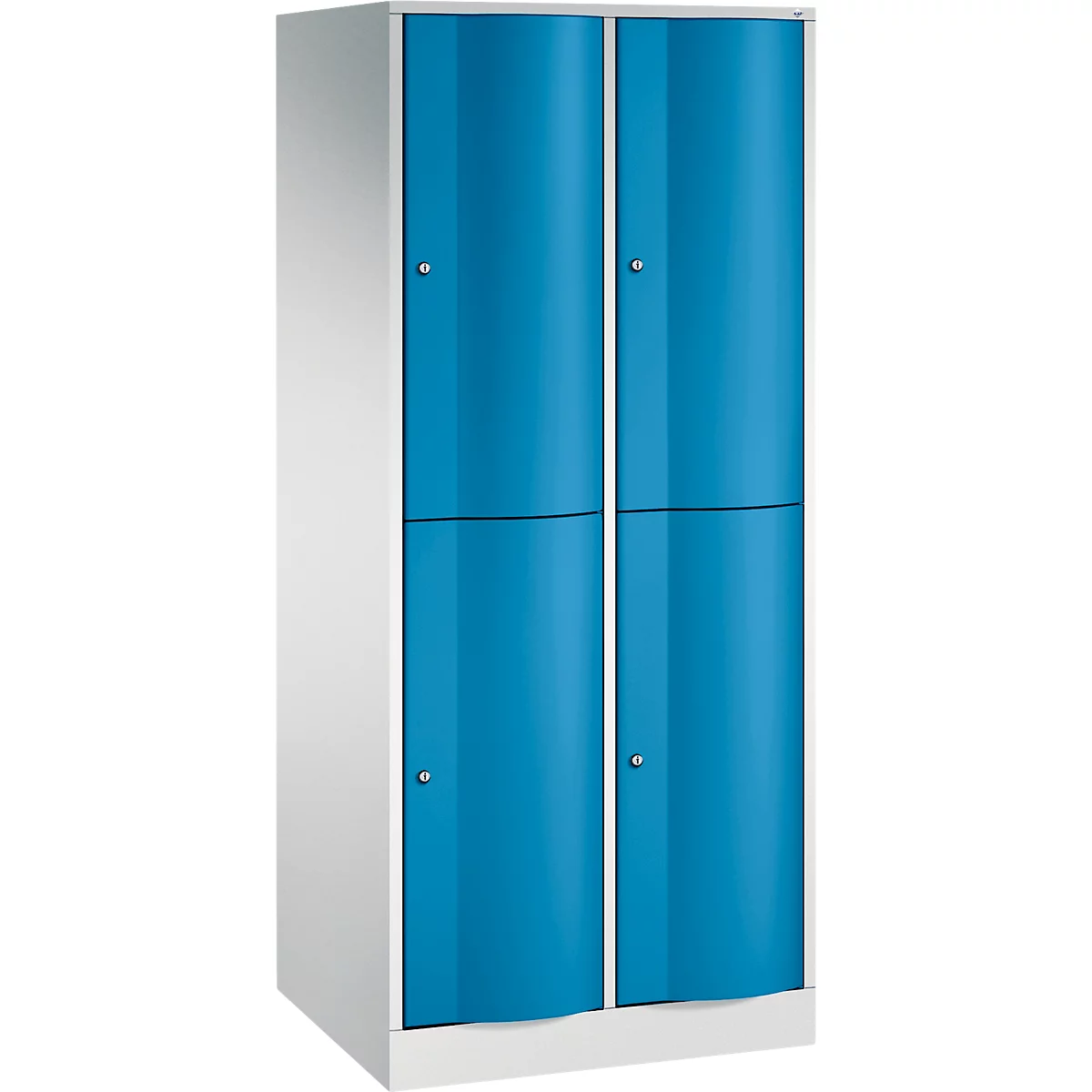 Armoire blanche avec quatre portes bleues et des poignées argentées.