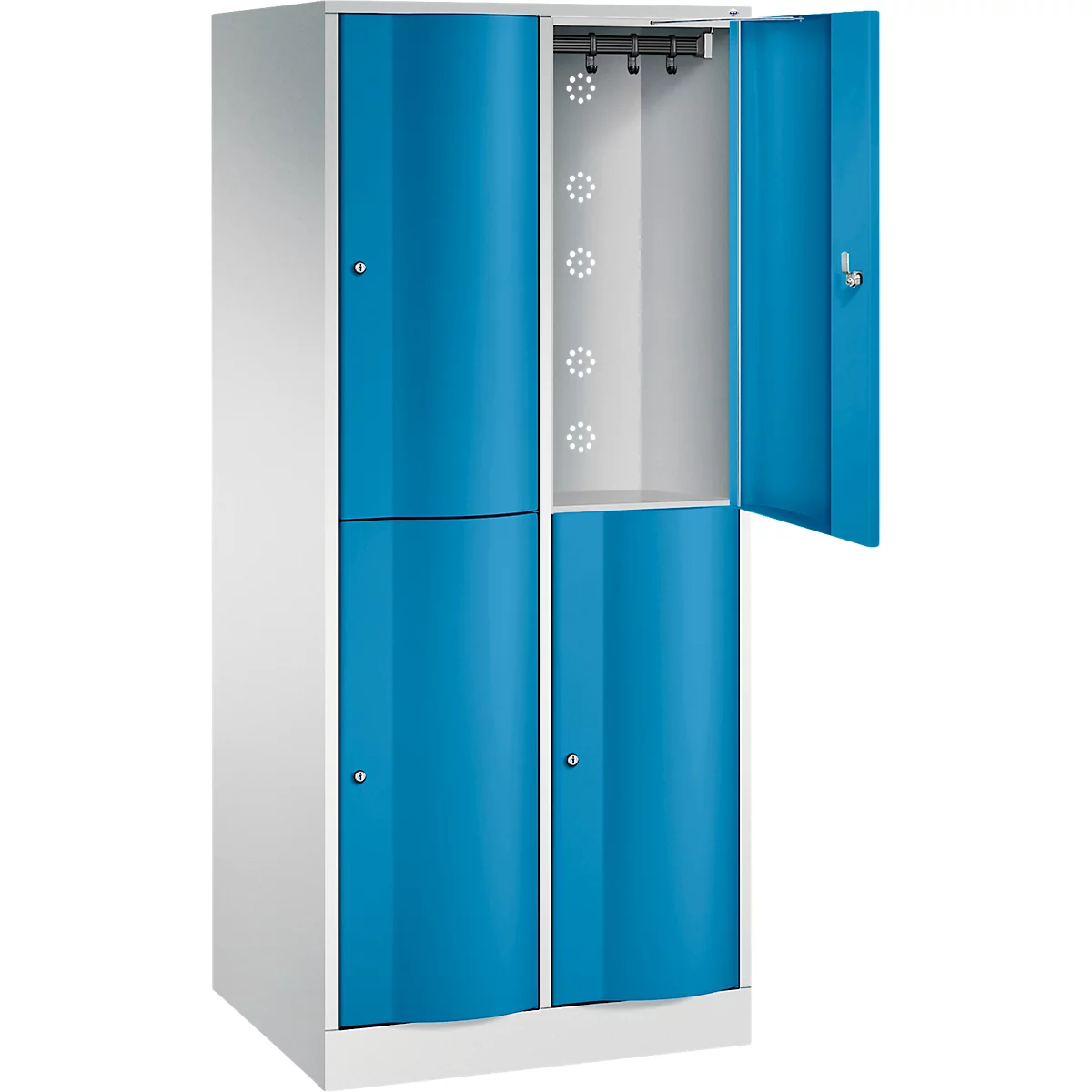 Un casier bleu avec une porte ouverte. A l'intérieur se trouvent une tringle à vêtements et des trous pour la circulation de l'air.