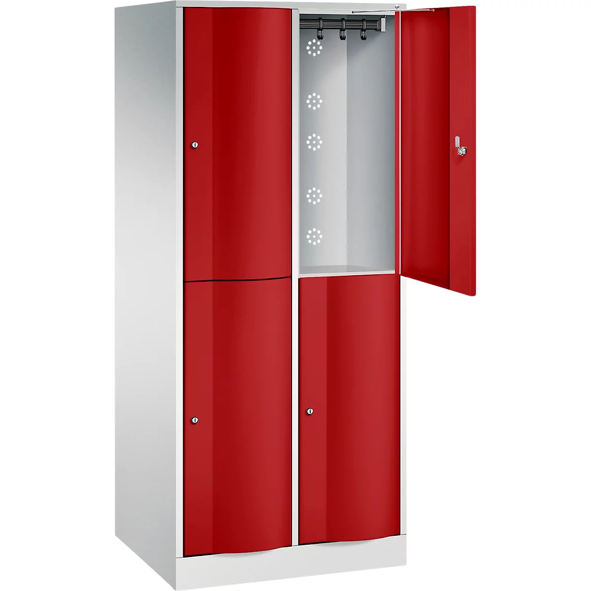 Une armoire de casiers bicolore avec des portes rouges et un cadre blanc. Une porte est ouverte, révélant l'intérieur.