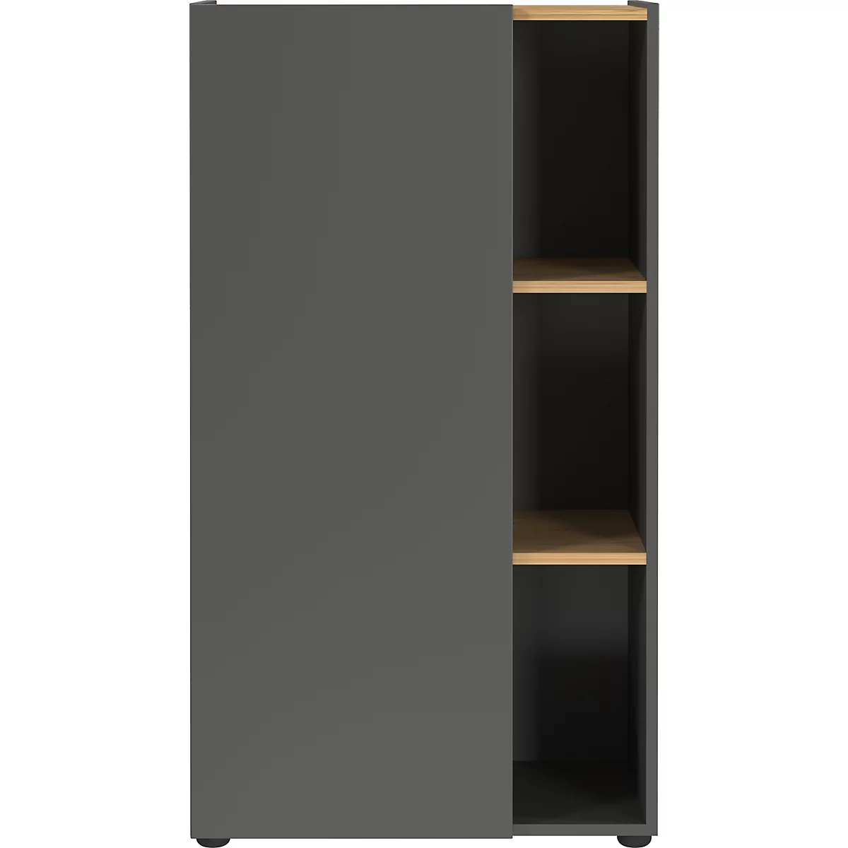 Armoire grise avec une porte coulissante qui révèle un espace ouvert avec deux étagères en bois.