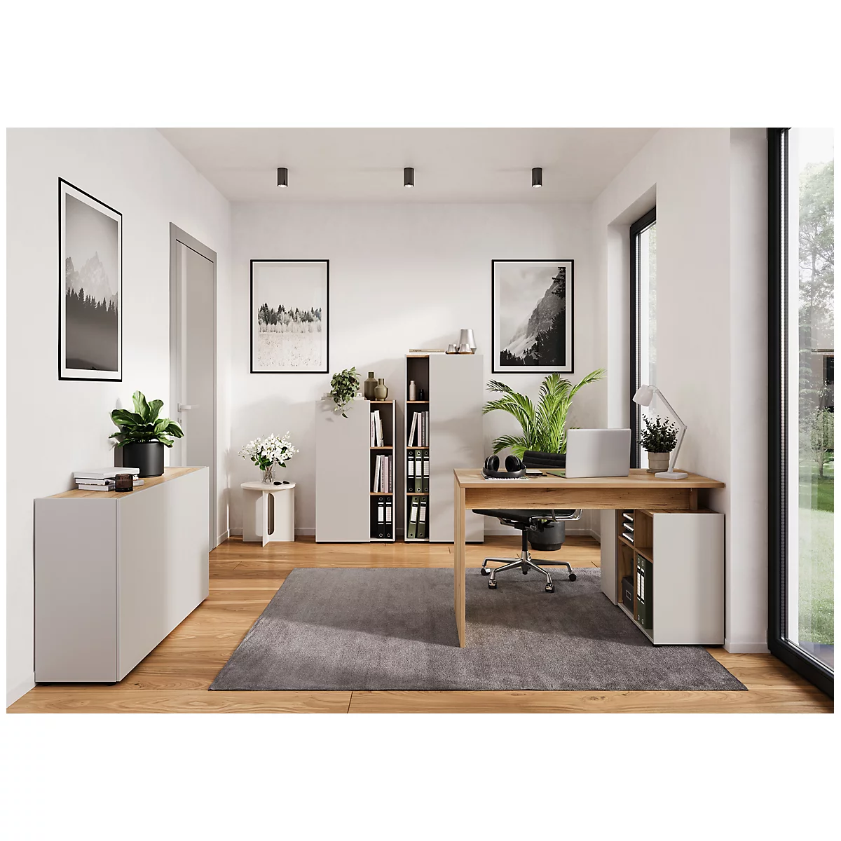 Un bureau à domicile meublé de façon moderne avec un bureau, des plantes, des photos et des livres.