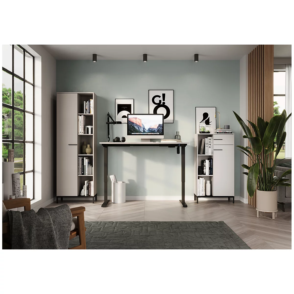 Un bureau à domicile avec un bureau blanc, des livres, des plantes, des tirages d'art et une fenêtre.