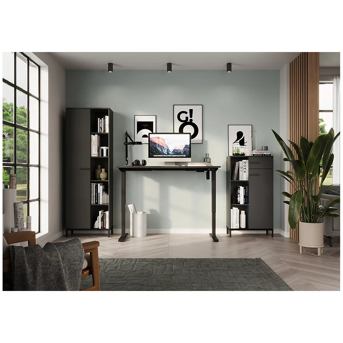 Un bureau à domicile moderne avec un bureau réglable en hauteur, des bibliothèques, des plantes, de l'art sur le mur et une lumière vive provenant de la fenêtre.