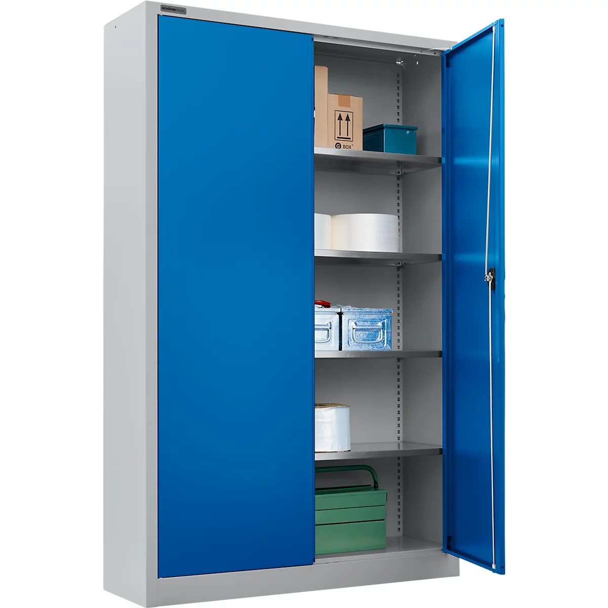 Une armoire bleue, une partie est ouverte. Divers objets tels que des boîtes en carton, des rouleaux et des boîtes sont visibles sur les étagères.