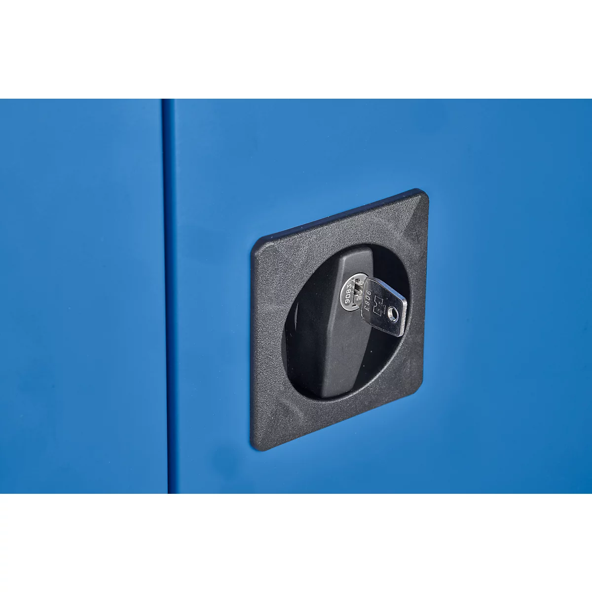 Gros plan sur une serrure tournante noire avec clé insérée sur une porte en métal bleu.