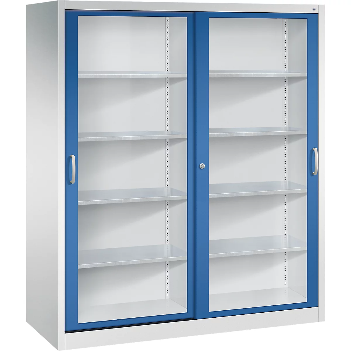 Une armoire métallique blanche avec deux portes coulissantes bleues avec inserts en verre et plusieurs étagères sur fond blanc.