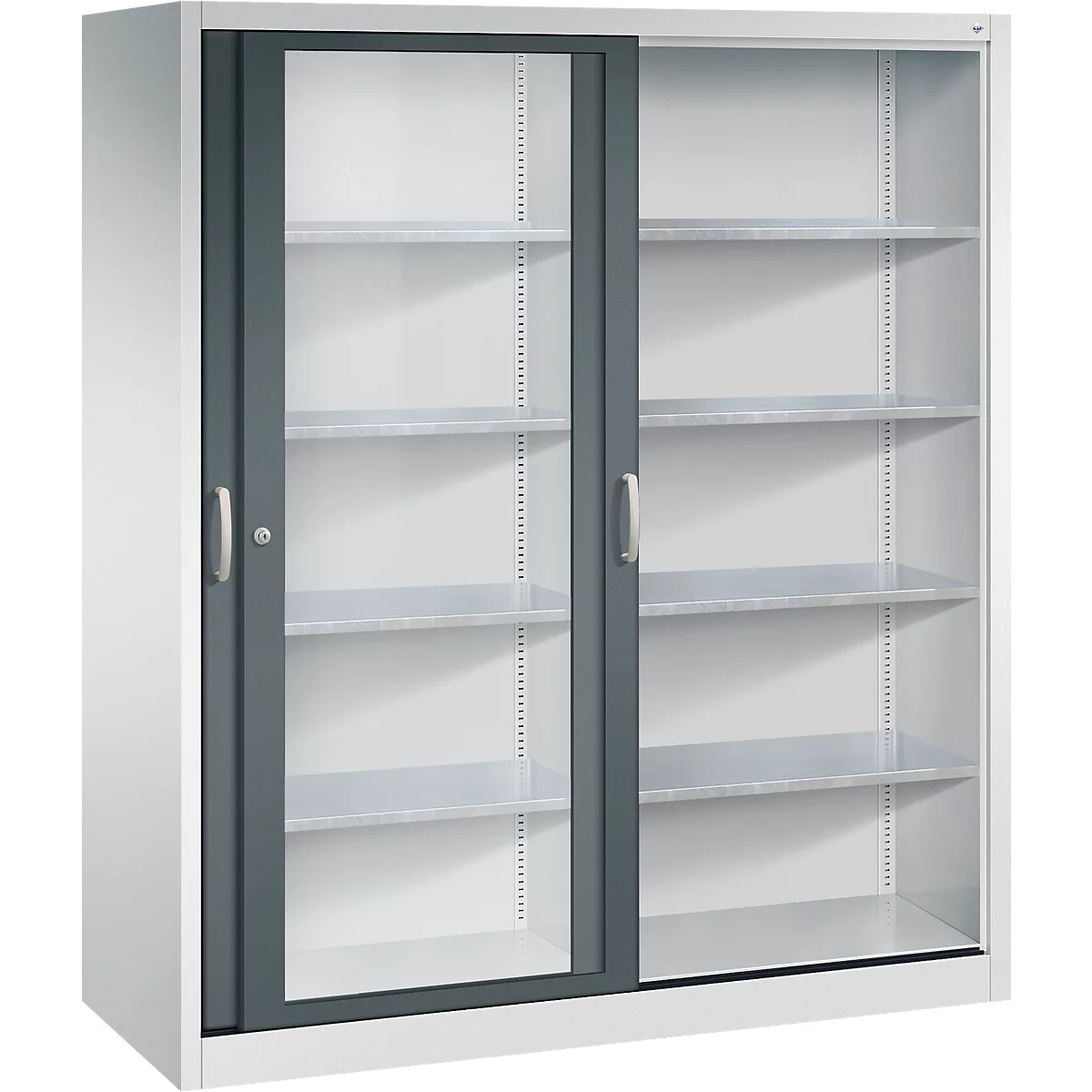 Armoire de bureau en métal gris clair avec une porte coulissante en verre gris foncé et quatre étagères.