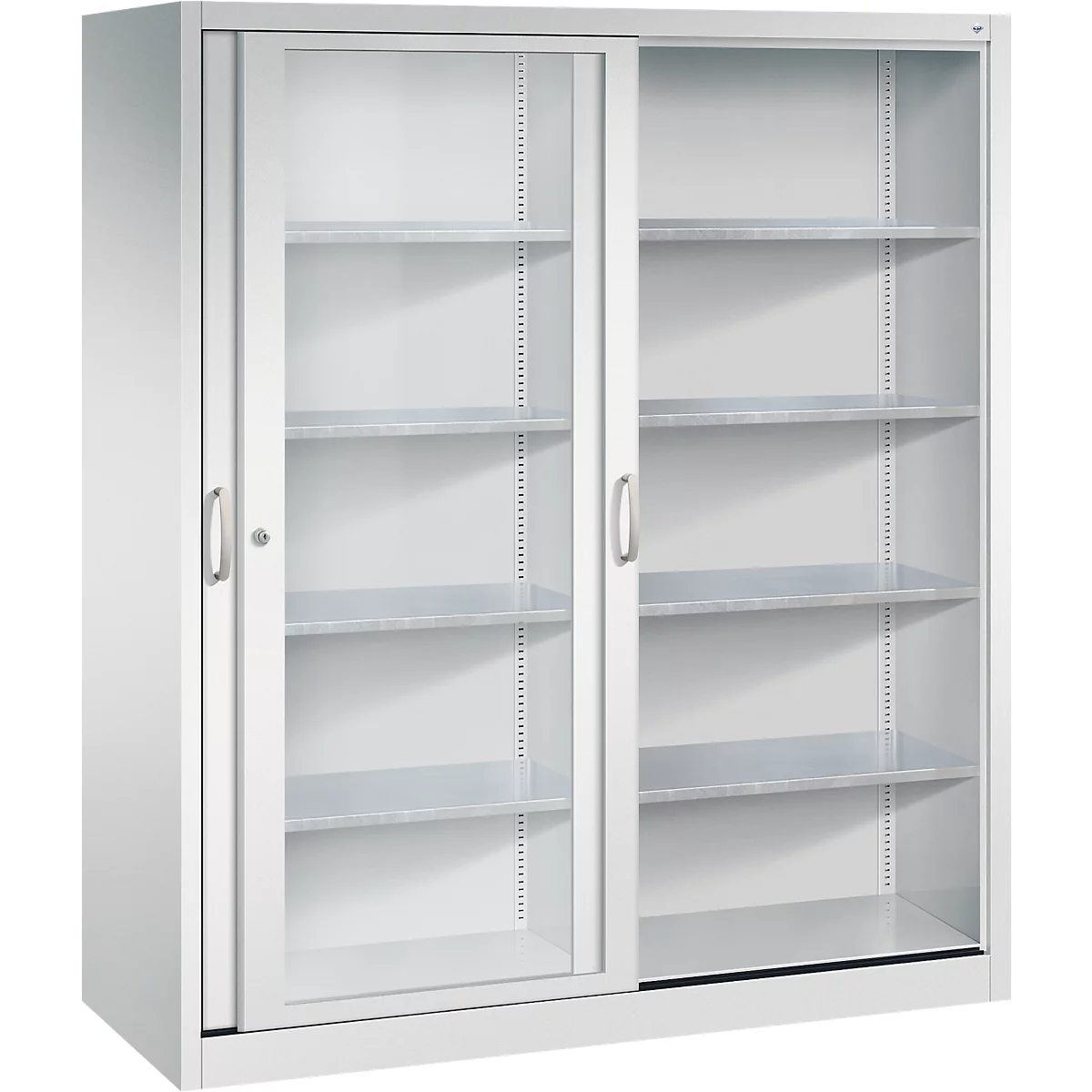 Armoire en métal gris avec portes coulissantes en verre et quatre étagères sur fond blanc.