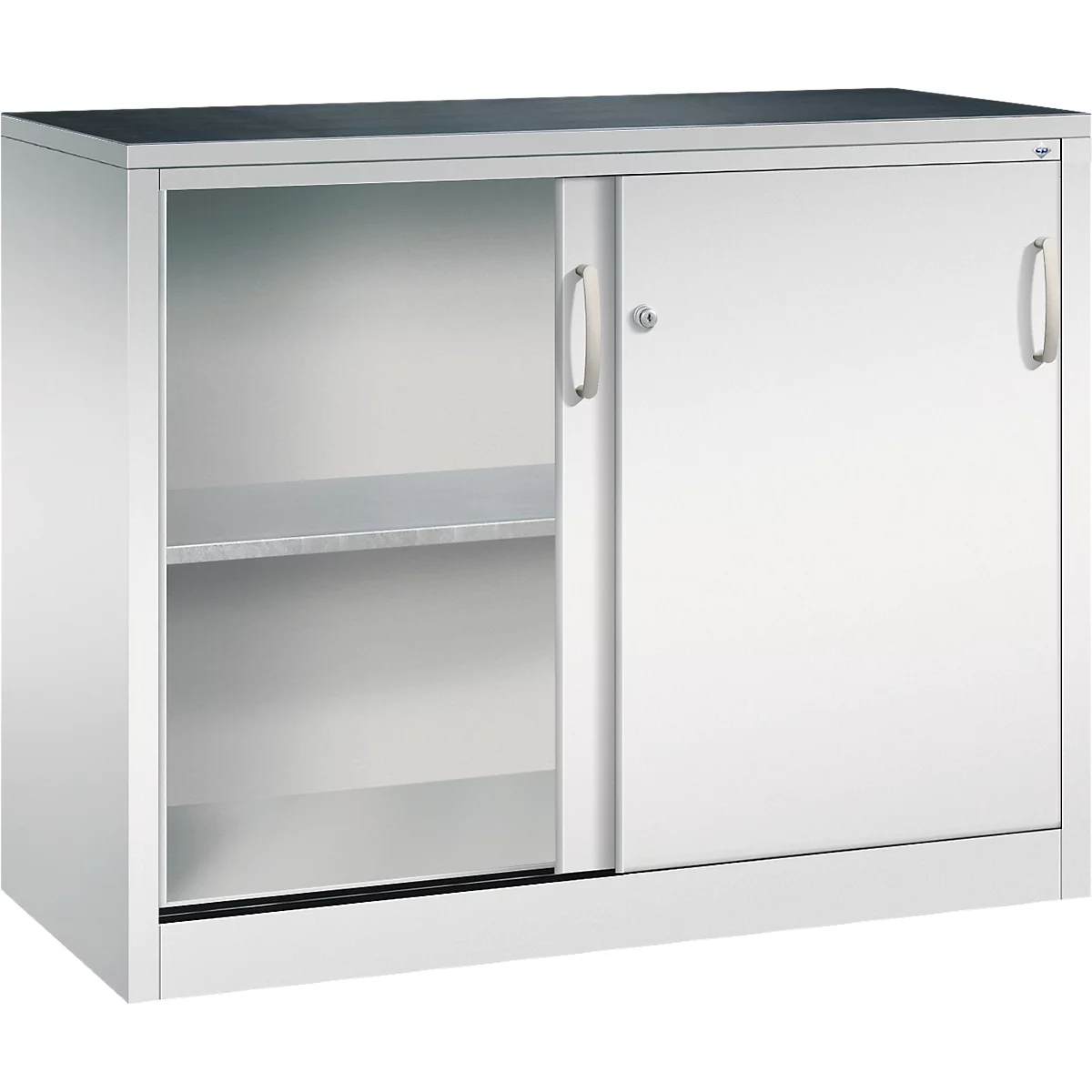 Armoire métallique claire avec portes coulissantes sur fond neutre.