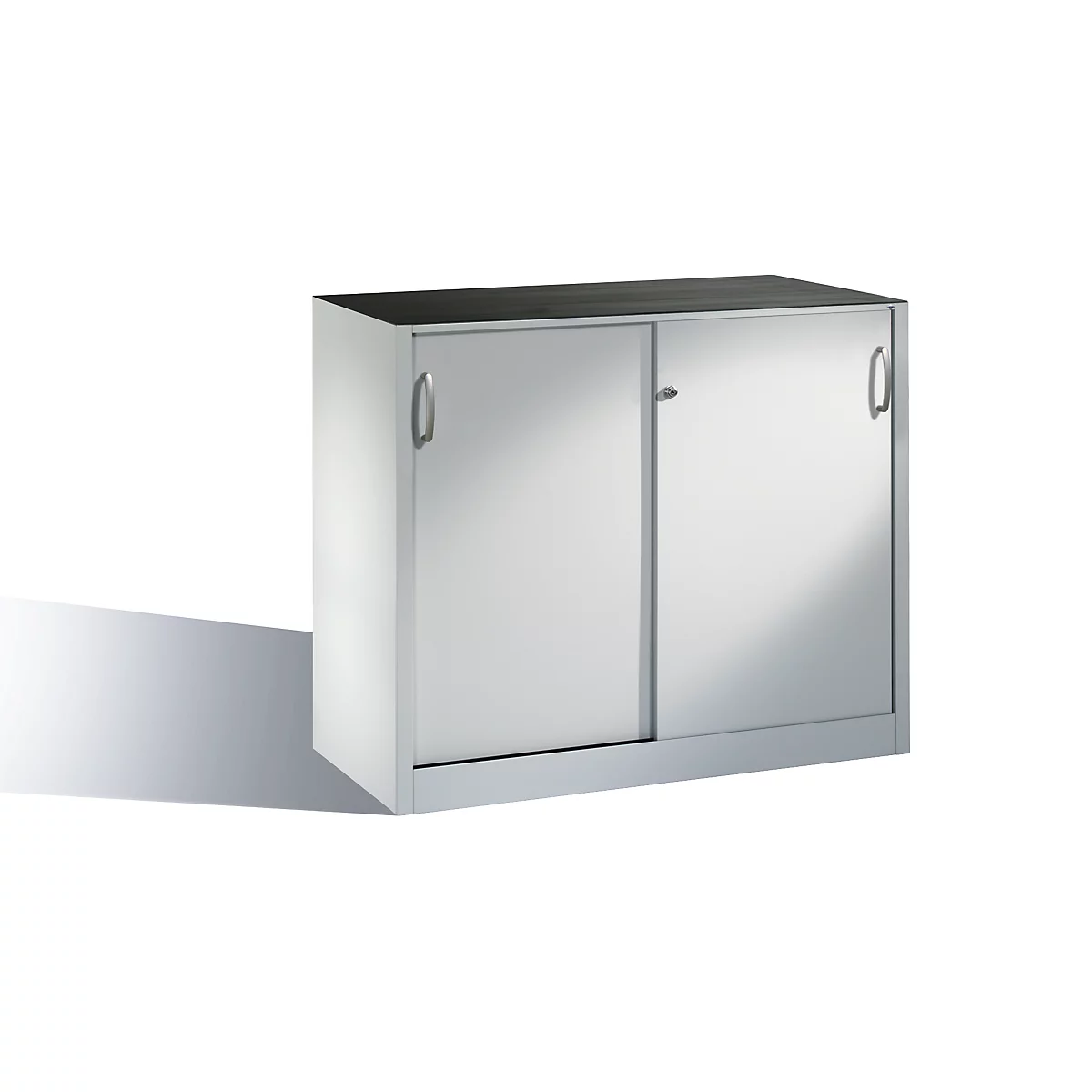 Une armoire en métal gris argenté avec deux portes coulissantes et un dessus gris foncé sur fond blanc.