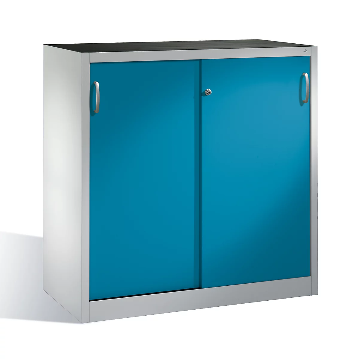 Armoire en acier bleu avec deux portes coulissantes et poignées argentées sur fond blanc.