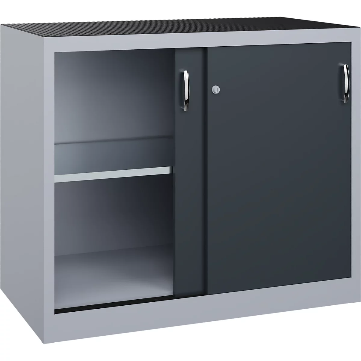 Armoire métallique grise avec portes coulissantes, dont une est entrouverte laissant voir une étagère.