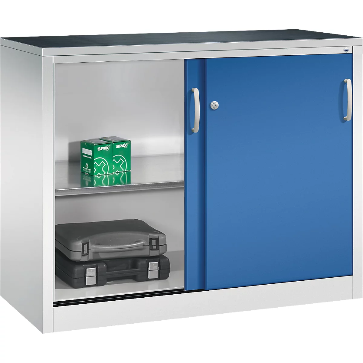 Armoire d'atelier grise avec porte coulissante bleue, contenant des coffrets d'outils et des boîtes à vis.