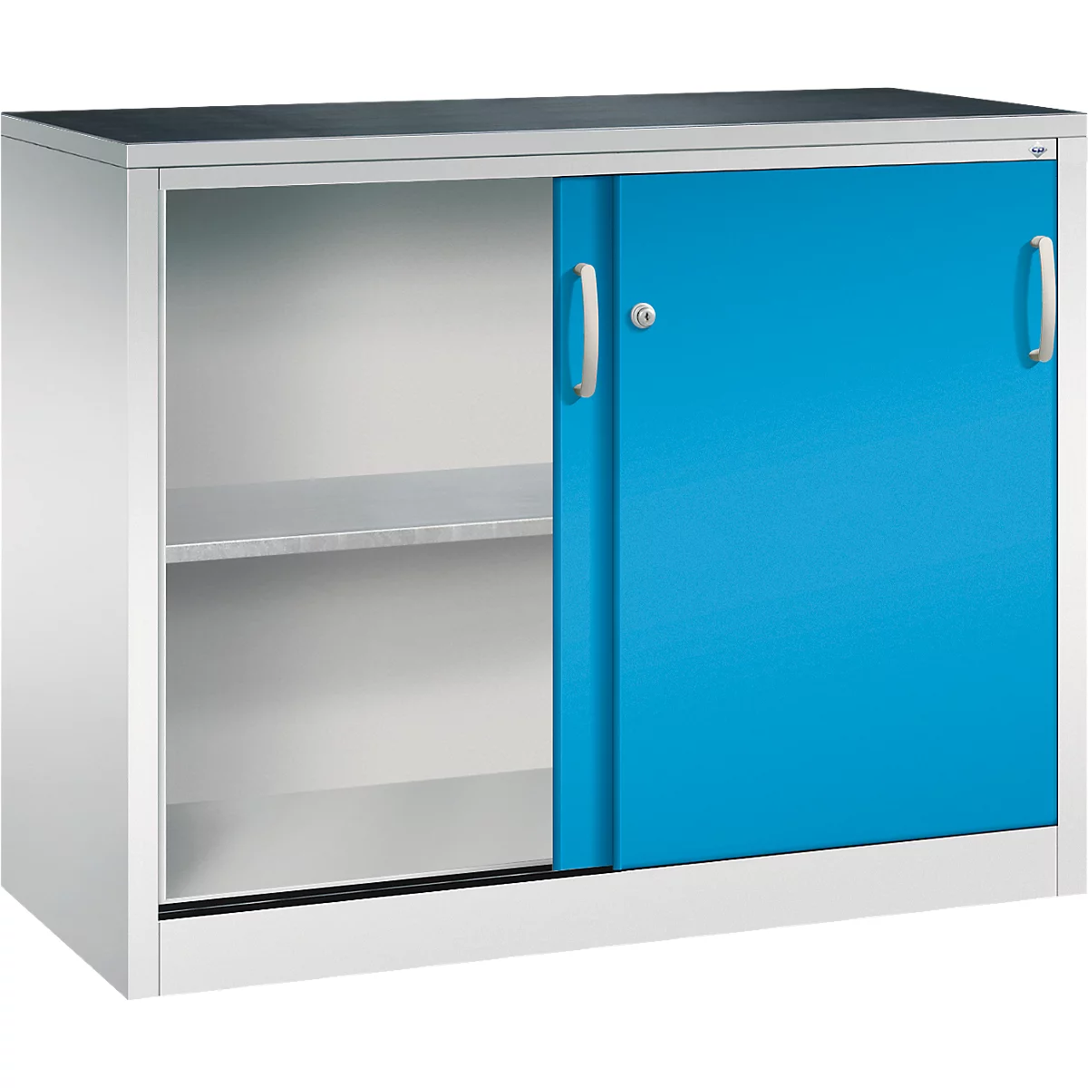 Armoire métallique claire avec porte coulissante couvrant un côté. Avec poignées et serrure argentées.