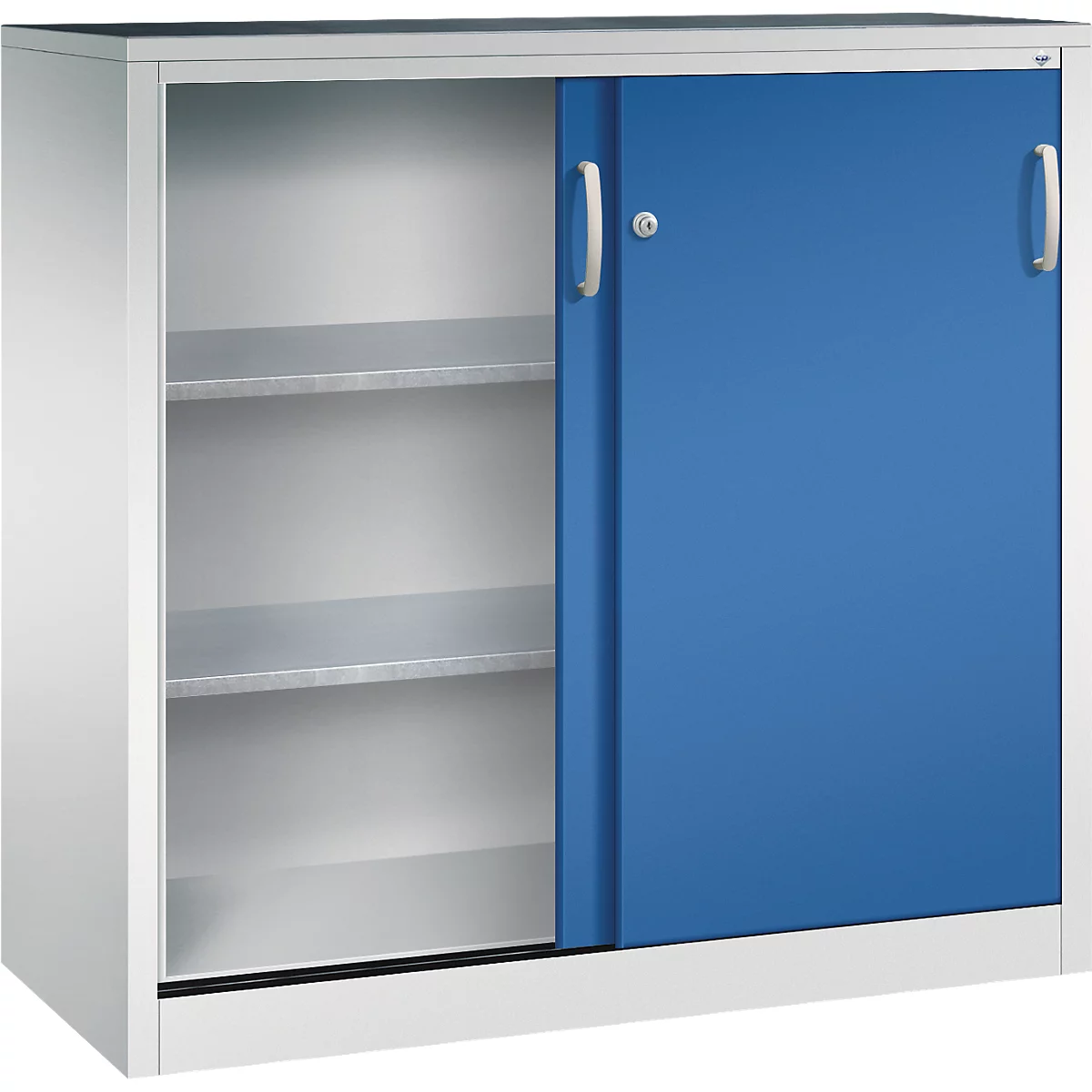 Armoire de bureau en métal avec structure blanche et porte coulissante bleue, avec compartiment ouvert et deux étagères.