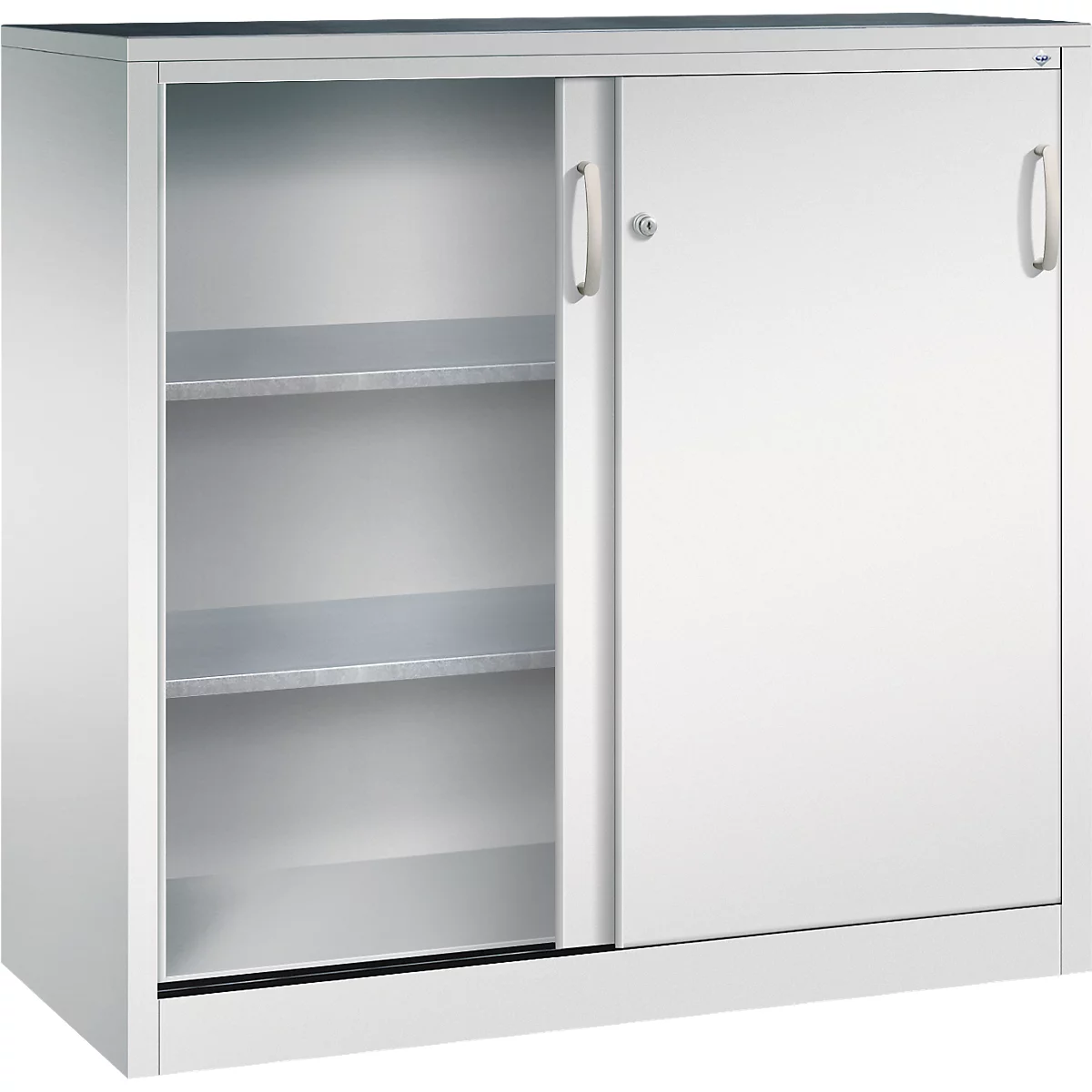 Armoire métallique claire avec portes coulissantes, serrure et deux étagères visibles sur fond blanc.