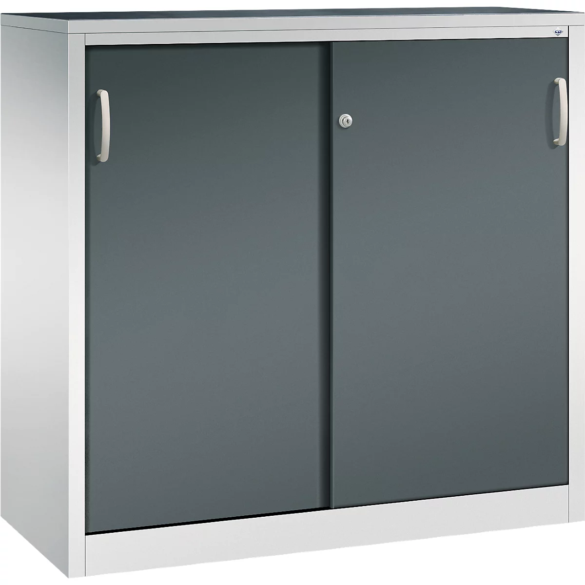 Une armoire métallique blanche, moderne et rectangulaire, dotée de deux portes coulissantes grises et de poignées argentées.