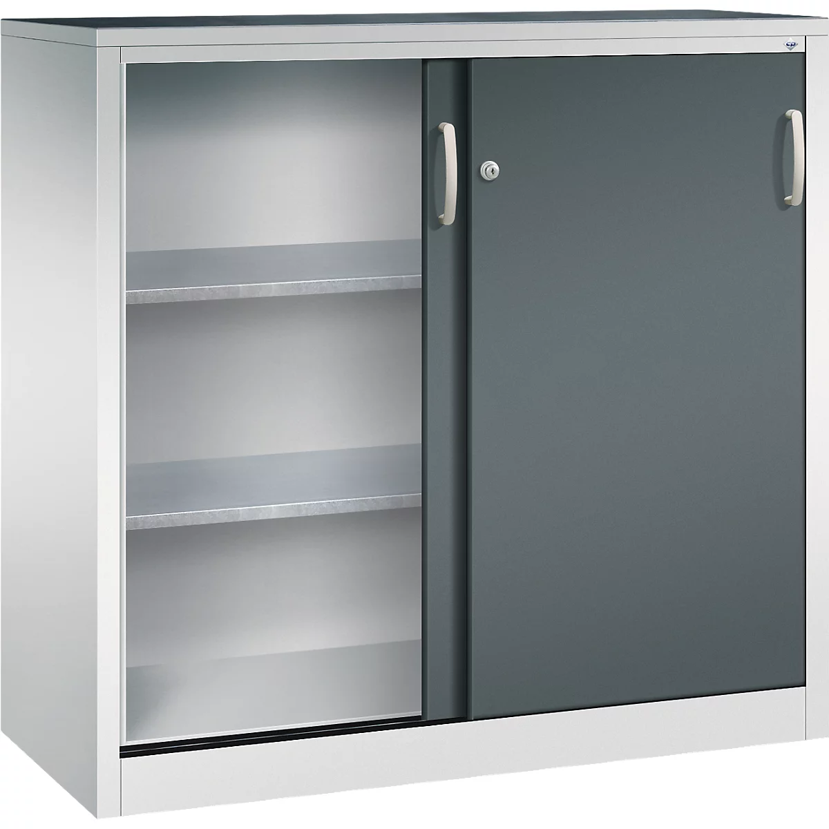 Armoire en métal gris avec portes coulissantes et deux étagères visibles sur fond blanc.
