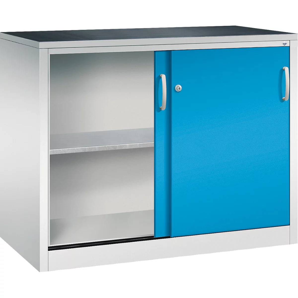 Armoire métallique blanche avec deux portes coulissantes bleues, un compartiment ouvert avec étagère et poignées argentées.