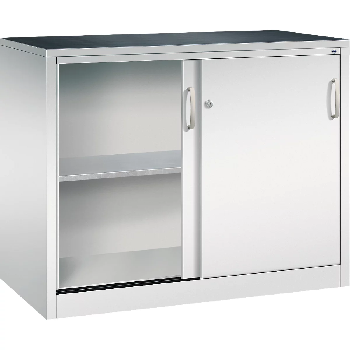 Armoire métallique argentée avec portes coulissantes et étagères sur fond neutre.