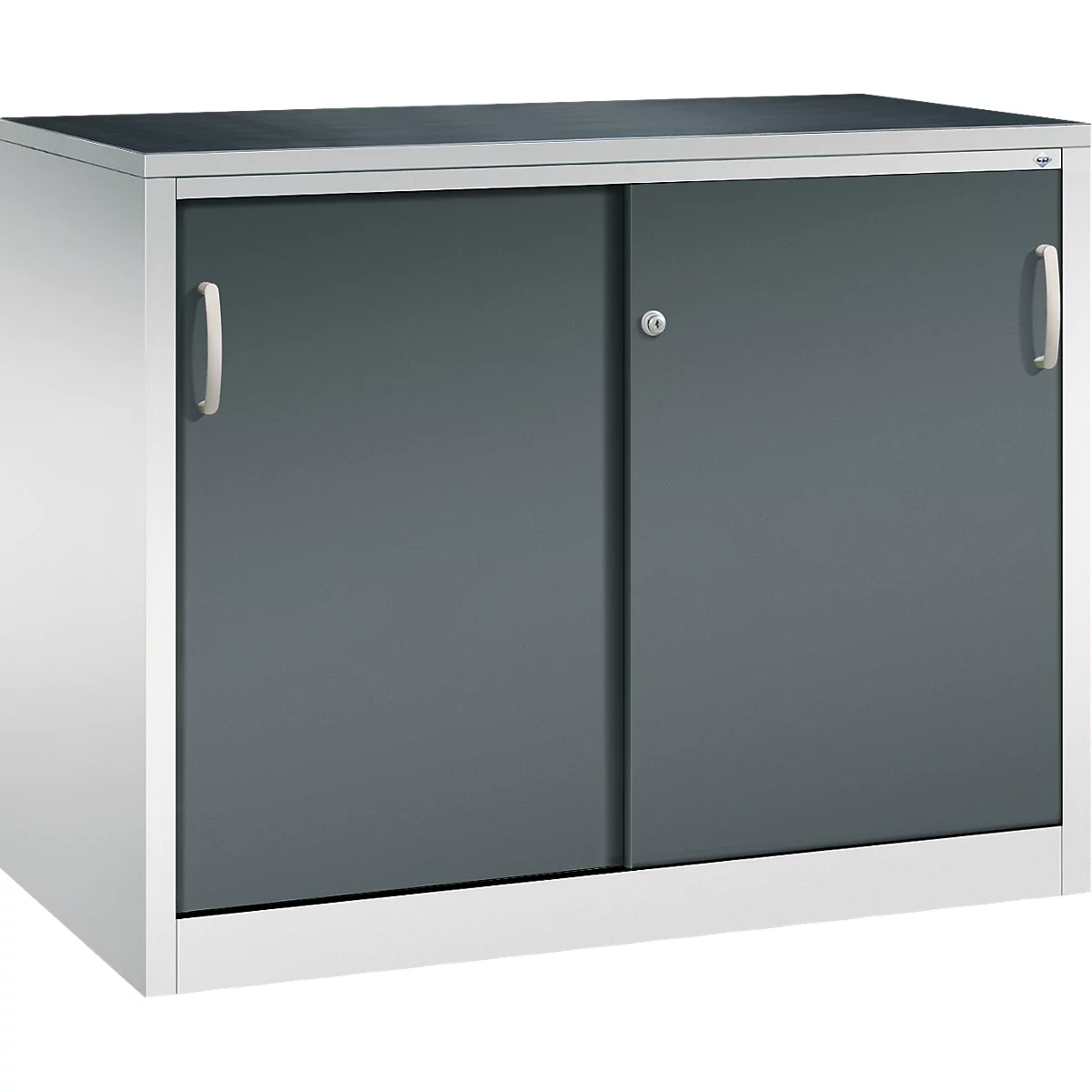 Armoire métallique grise avec portes coulissantes et serrure sur fond blanc.