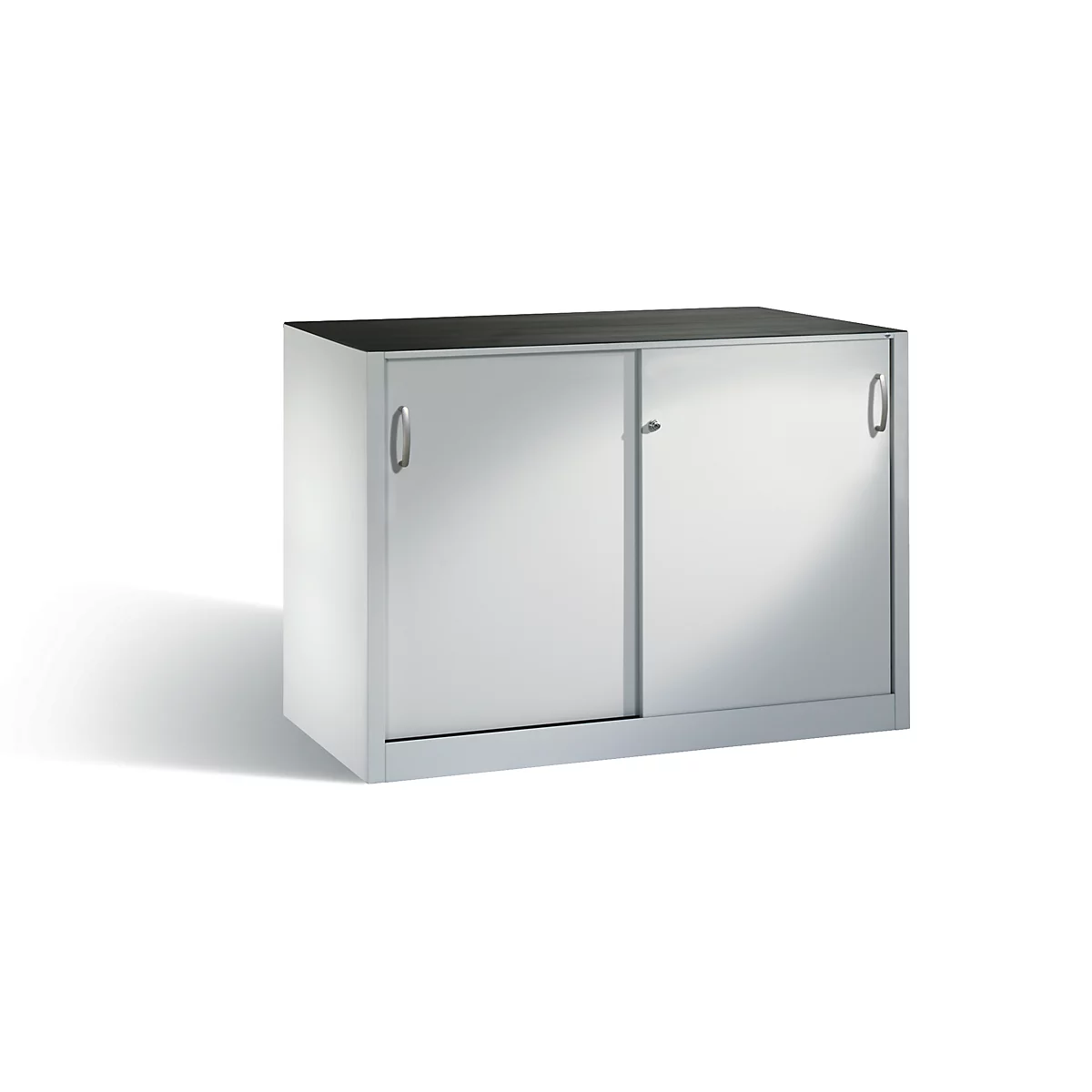 Armoire métallique argentée à deux portes coulissantes et plateau supérieur foncé sur fond blanc.