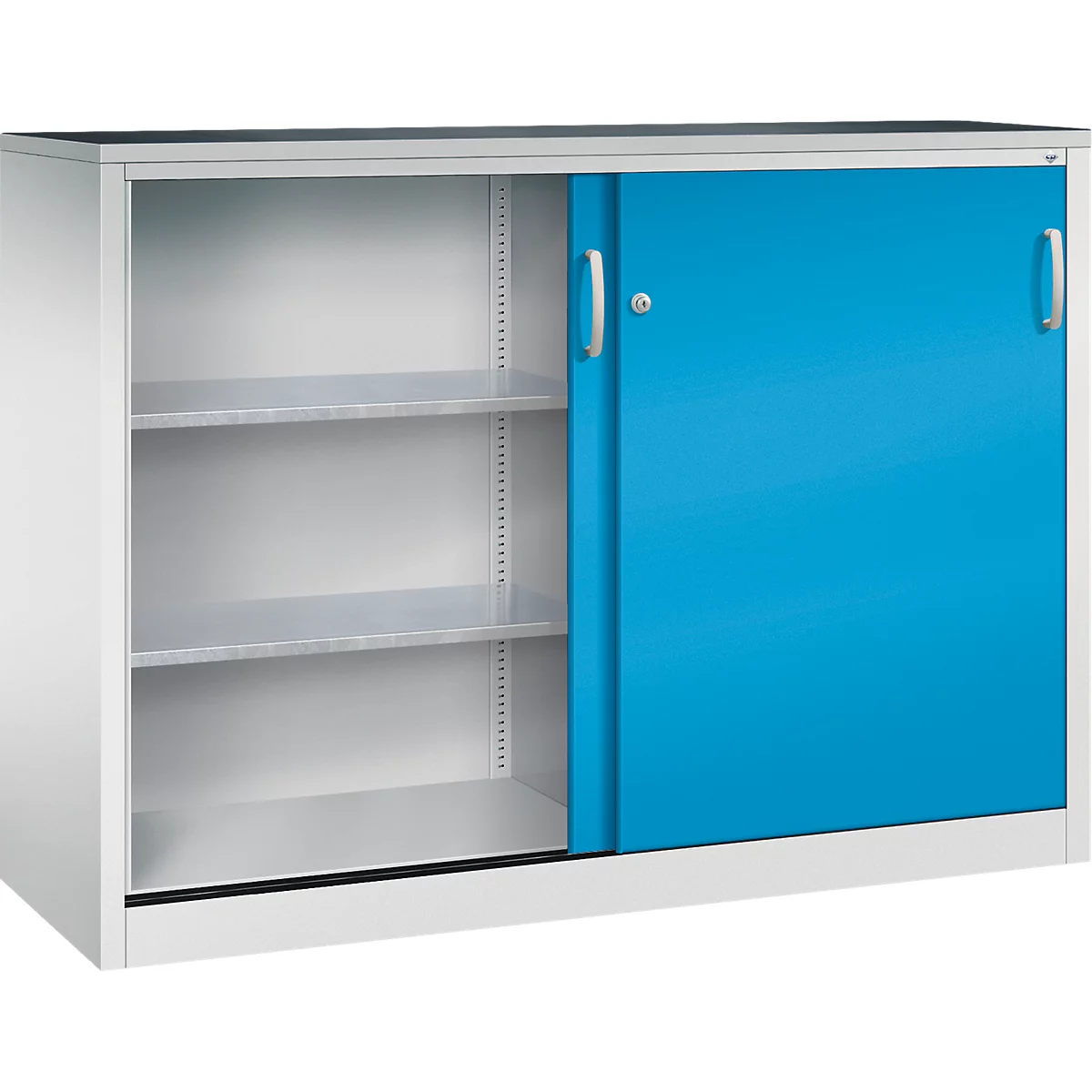 Armoire de bureau à portes coulissantes, corps blanc et porte bleue, avec étagère ouverte et deux rayons.