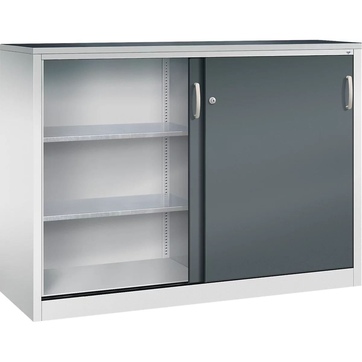 Armoire de bureau blanche avec une porte coulissante grise, une serrure et des étagères intérieures visibles.