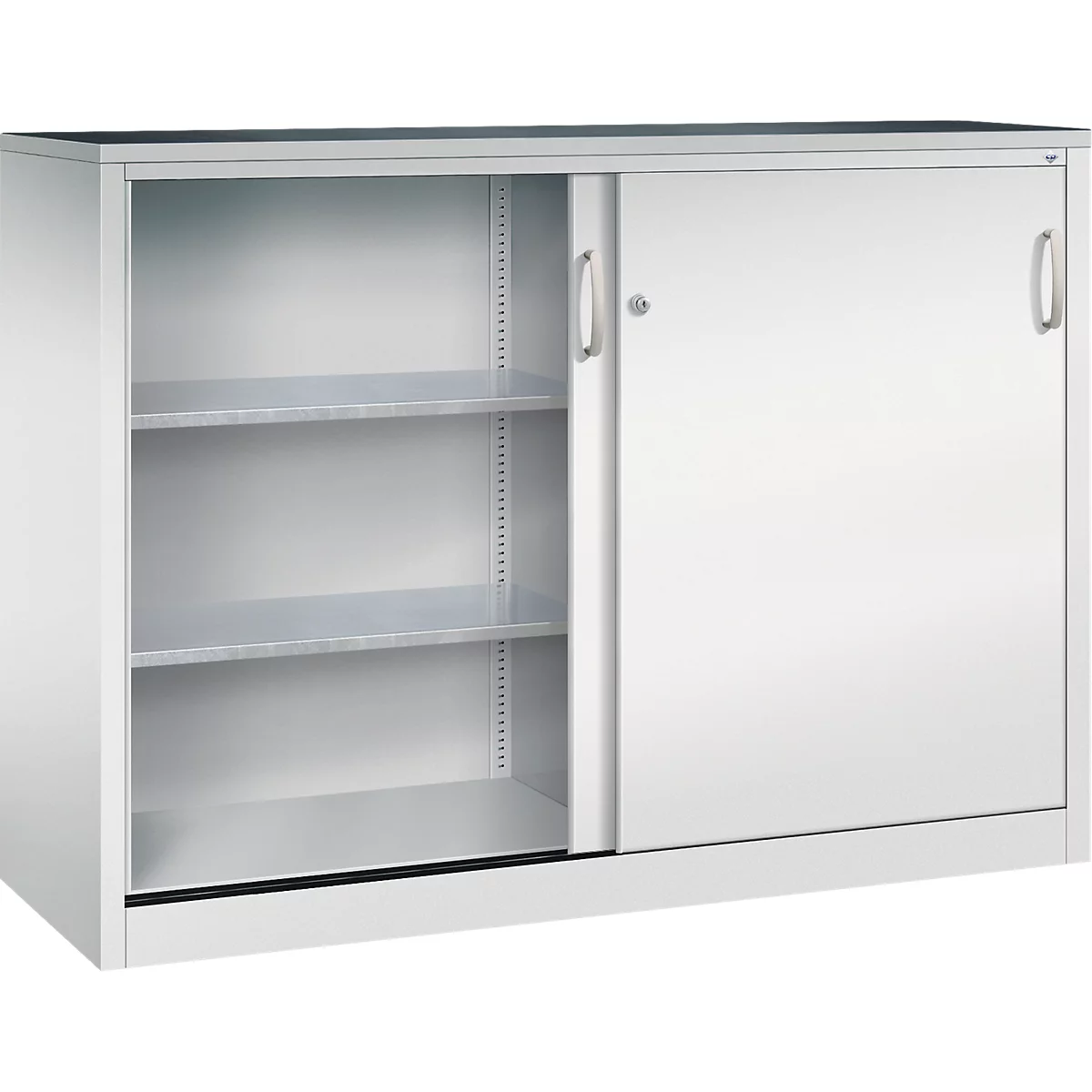 Armoire métallique grise avec portes coulissantes, un côté ouvert avec deux étagères, sur fond neutre.