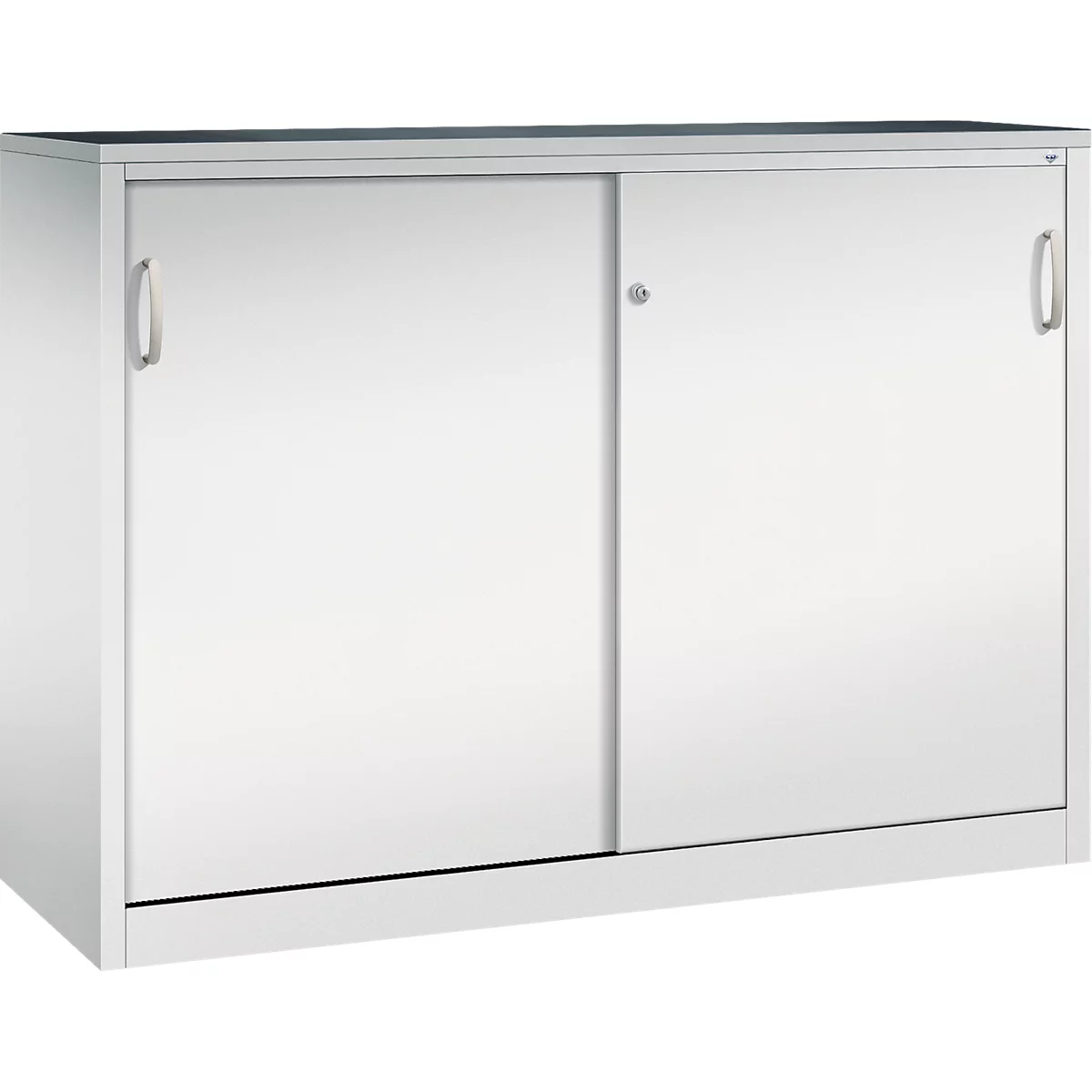Armoire métallique blanche avec portes coulissantes et deux poignées argentées sur fond neutre.