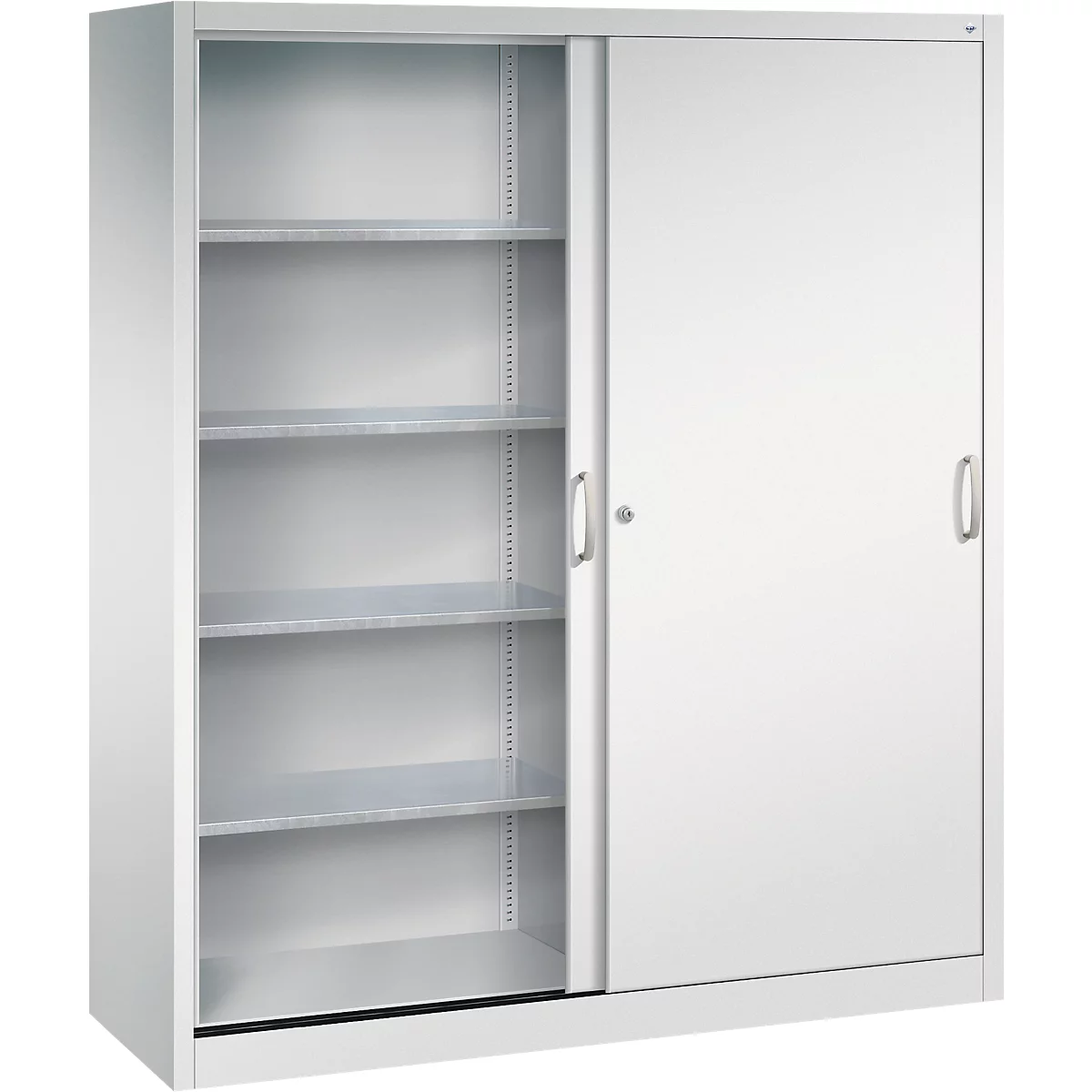 Armoire métallique gris clair avec portes coulissantes, un côté ouvert révélant quatre étagères sur fond blanc.