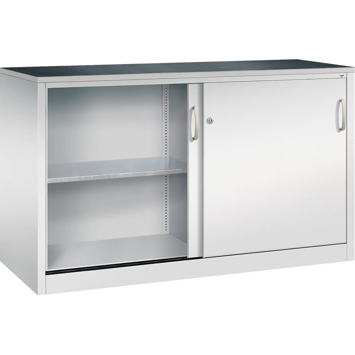 Armoire métallique claire avec portes coulissantes, un côté ouvert avec une étagère, sur fond neutre.