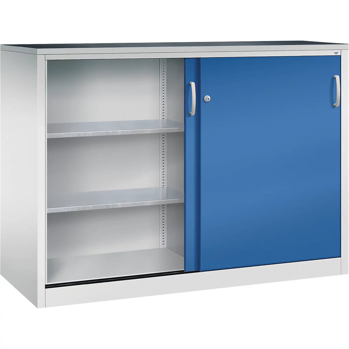 Armoire de bureau avec cadre en métal blanc et porte coulissante bleue, révélant un compartiment ouvert avec deux étagères.
