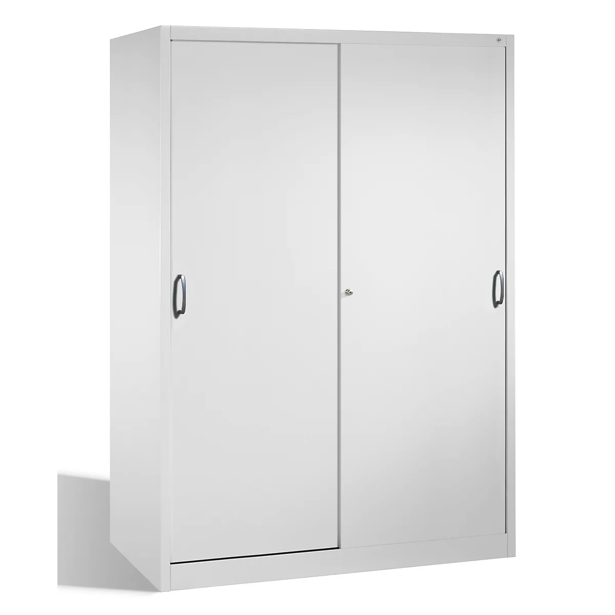 Armoire métallique claire à deux portes coulissantes et poignées noires sur fond neutre.