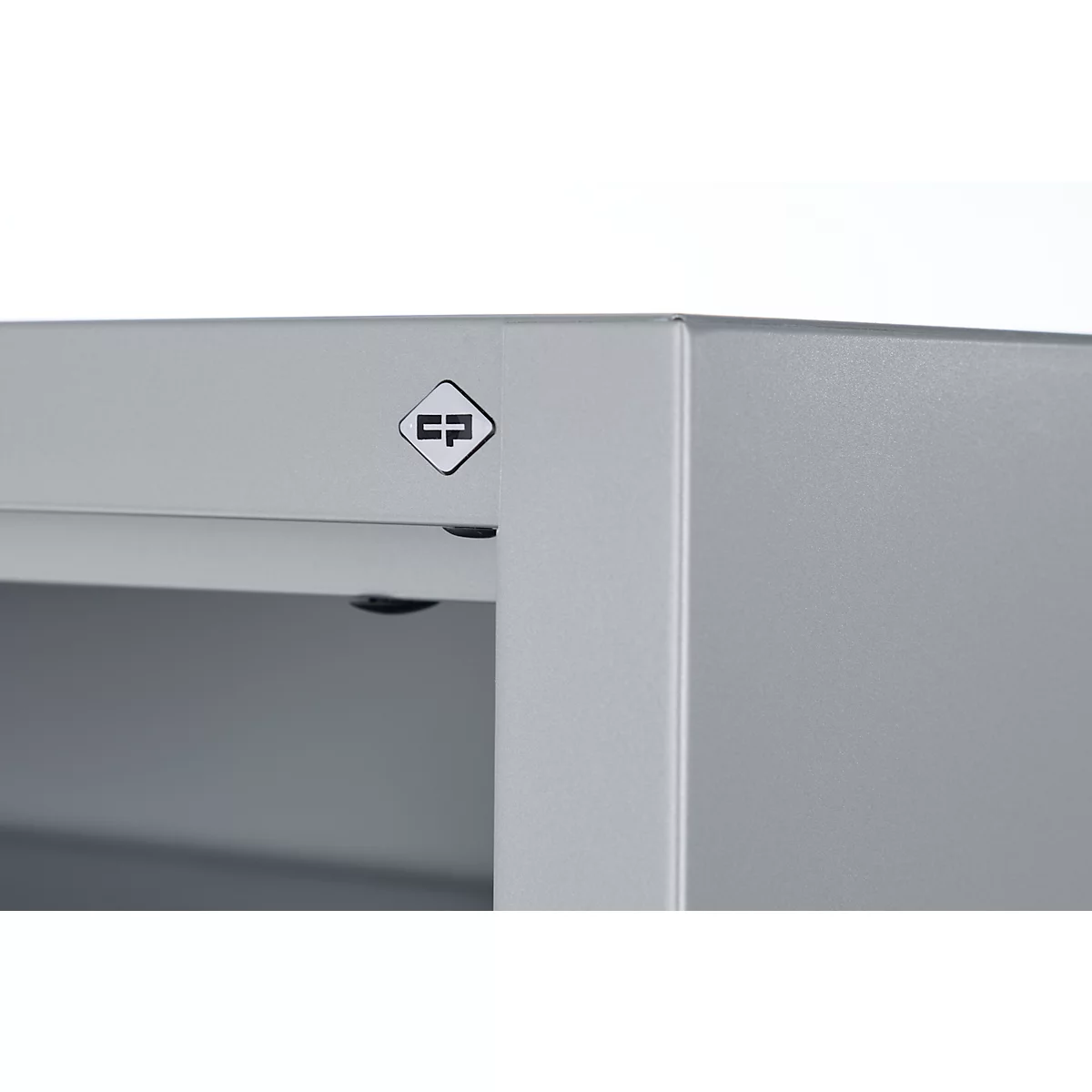 Détail d'une armoire grise avec logo. Vue du bord et du logo avec les lettres "CP".