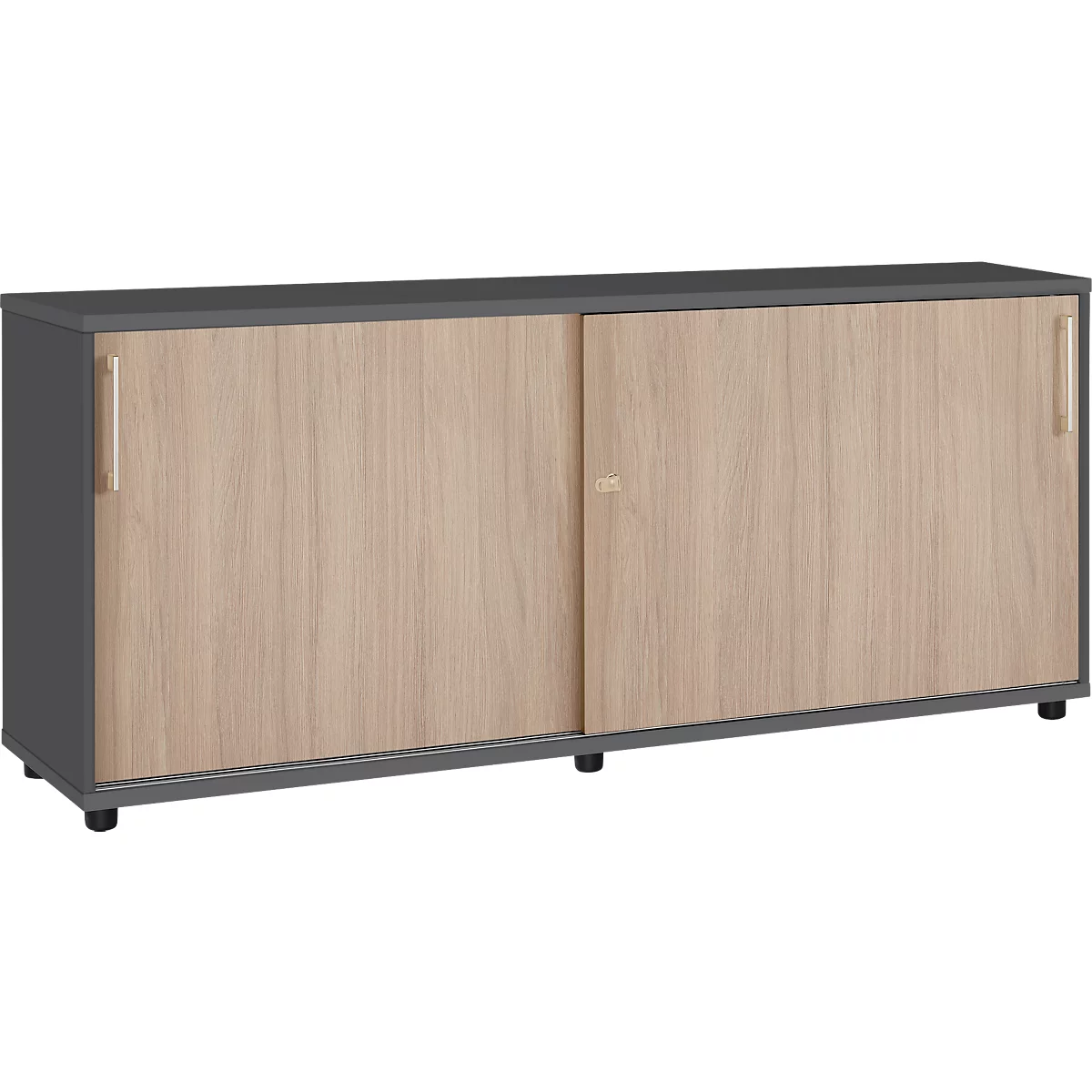 Armoire grise avec portes coulissantes en bois et poignées métalliques. Sur un socle noir.