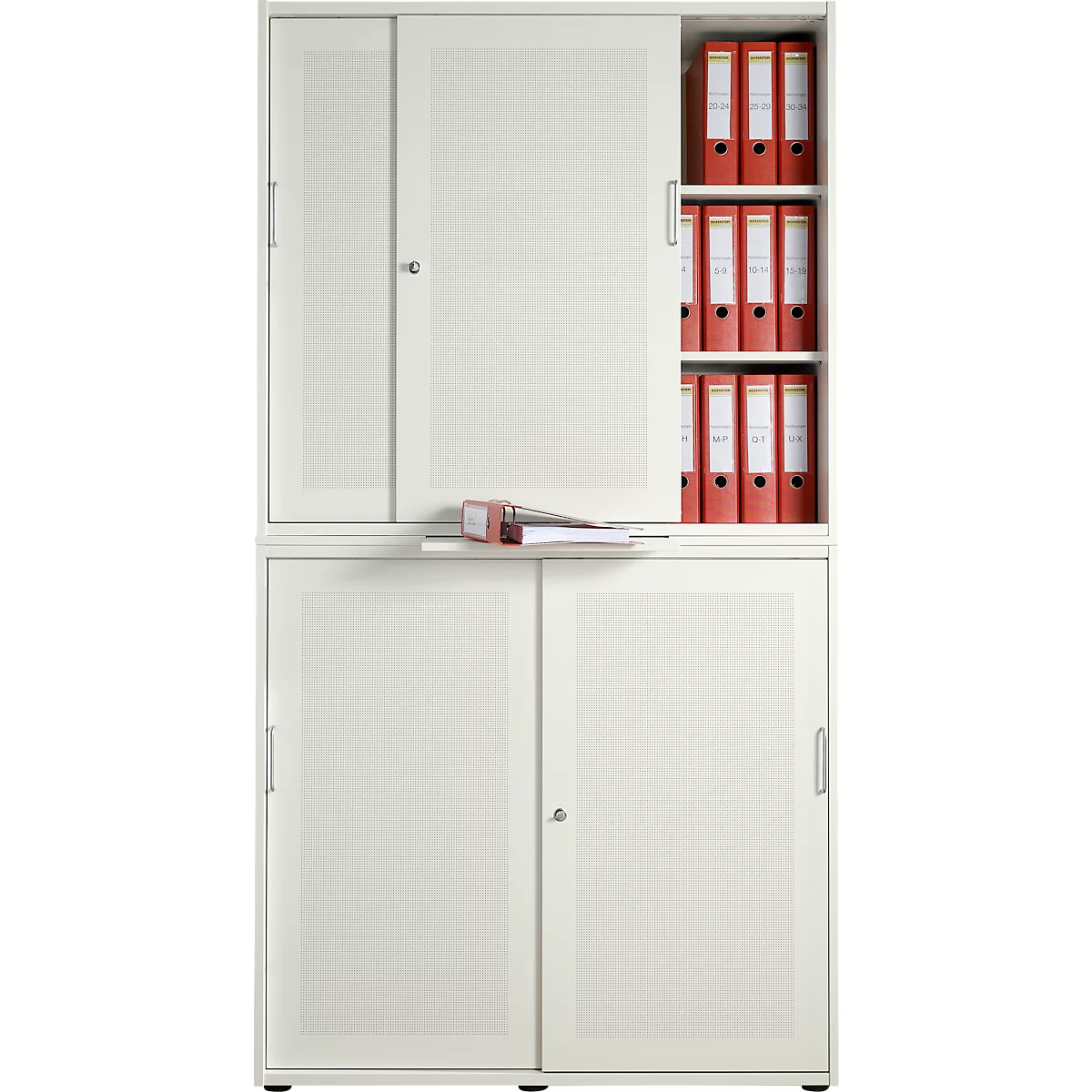 Armoire de bureau blanche avec des dossiers rouges. Une porte est ouverte.