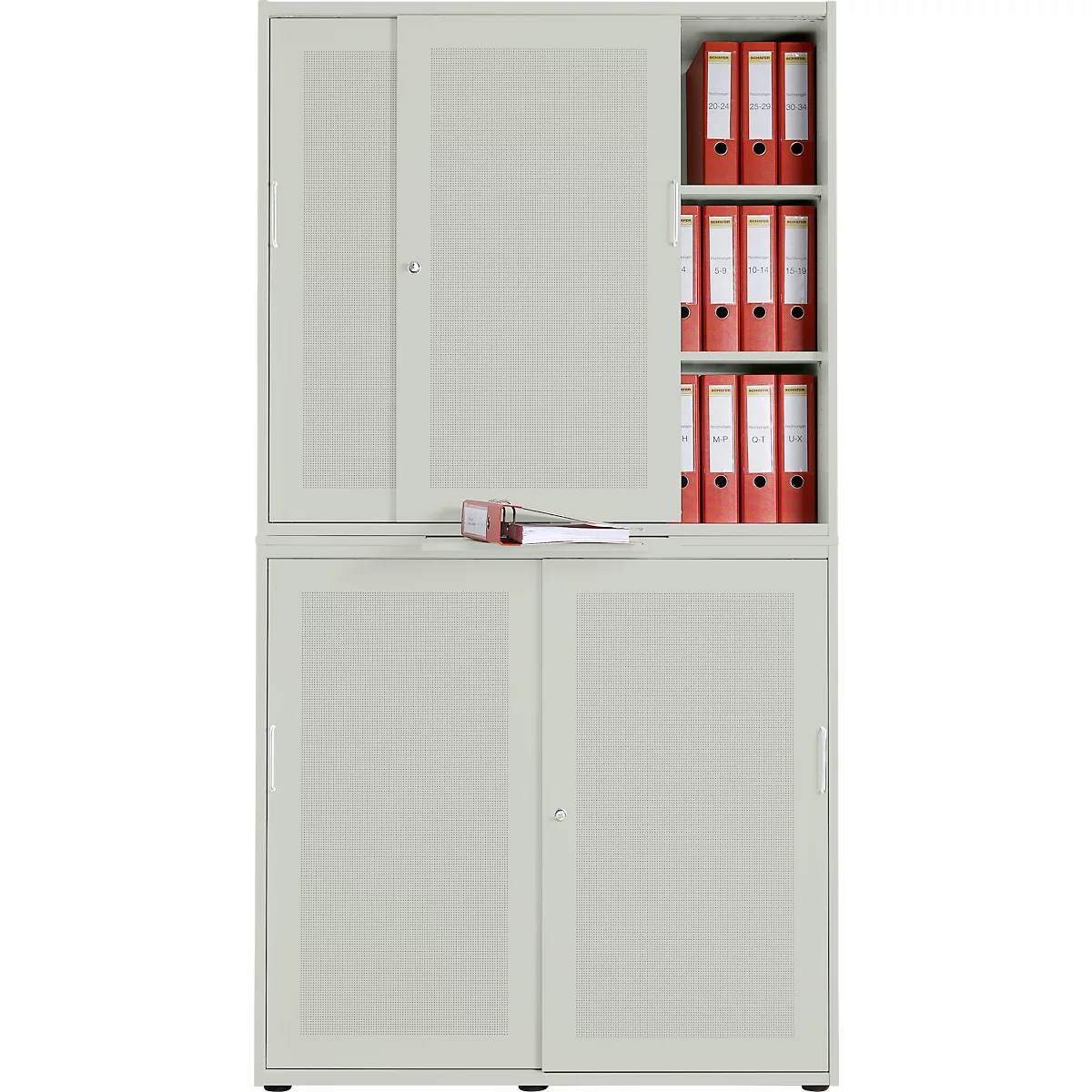 Classeur gris avec portes coulissantes. Quelques dossiers rouges sont visibles dans une étagère ouverte.