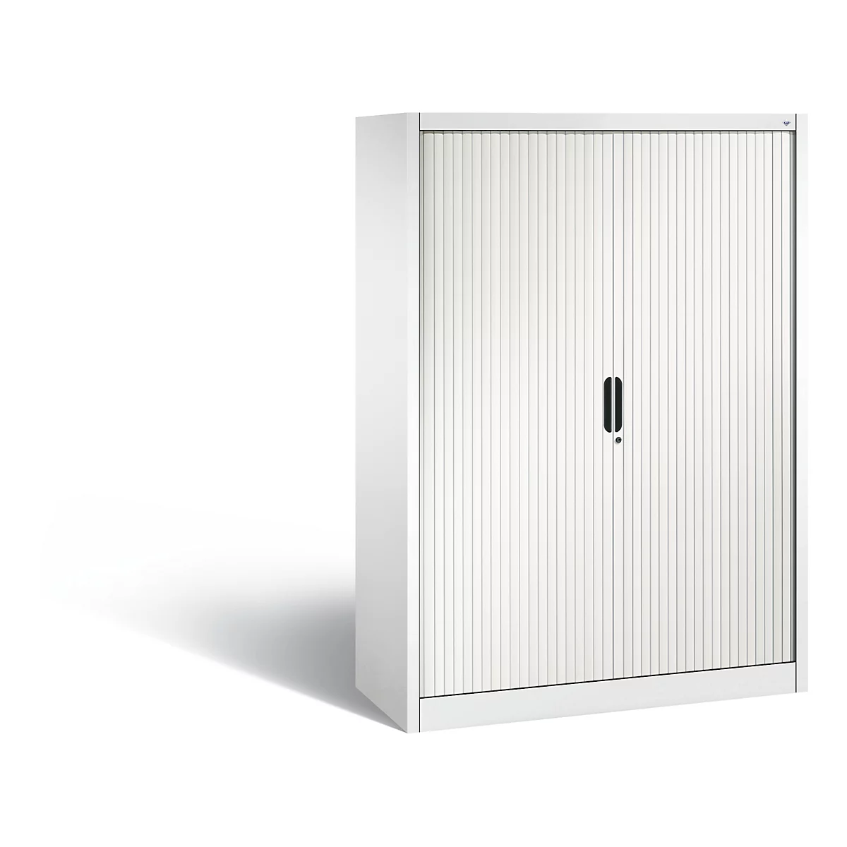 Classeur blanc avec portes rainurées et poignée noire. L'armoire se dresse sur fond blanc.