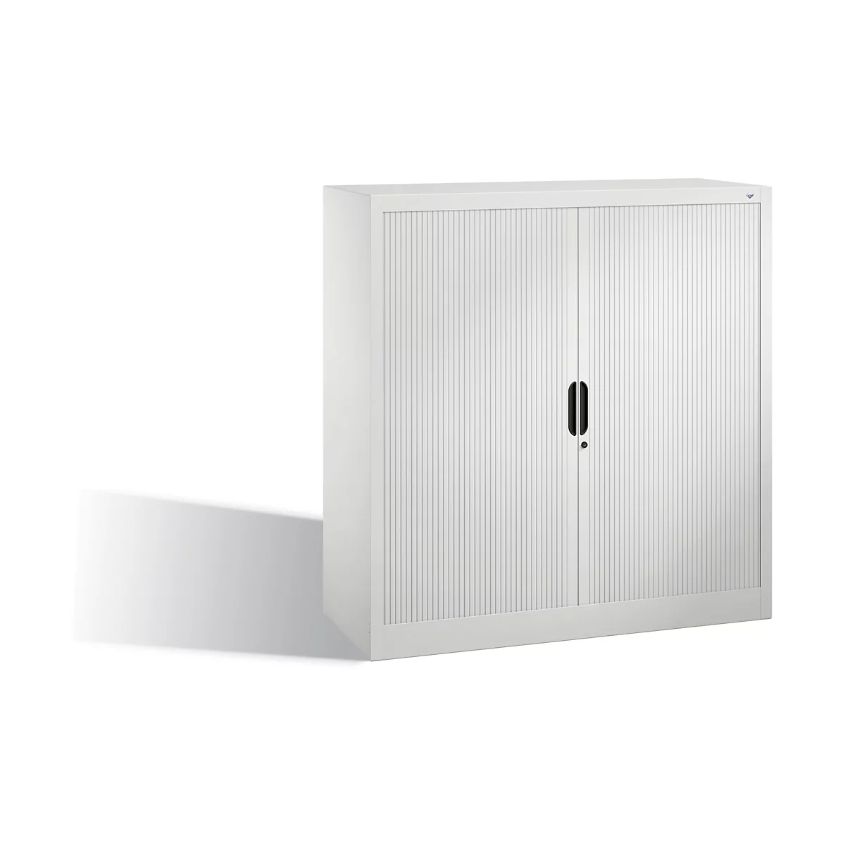 Armoire blanche avec portes nervurées, poignée noire. Sur fond blanc.