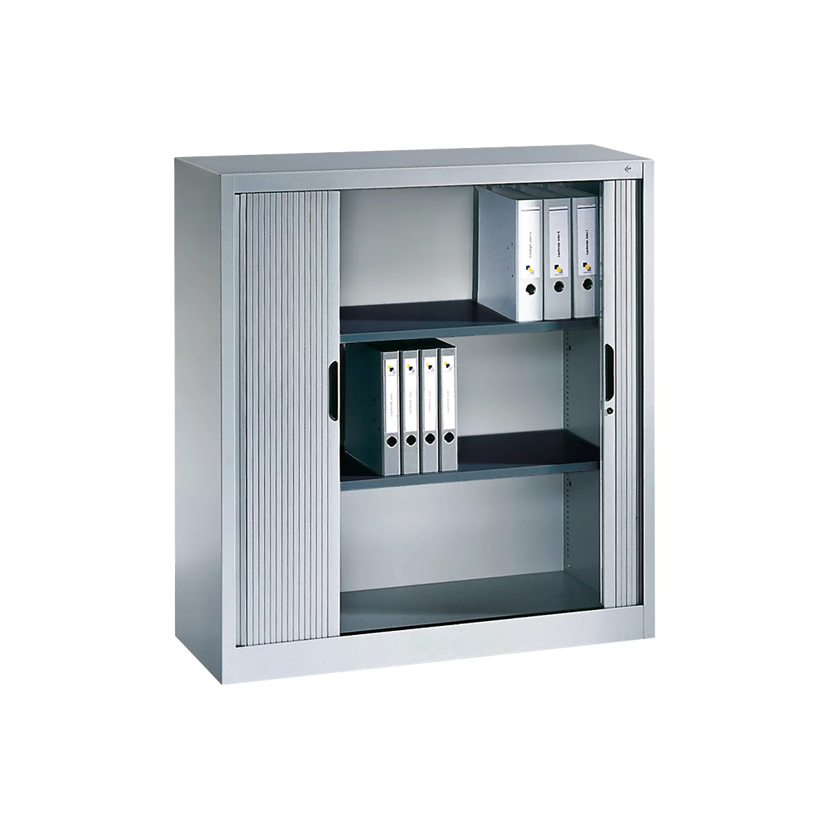 Armoire grise avec volets roulants et chemises.