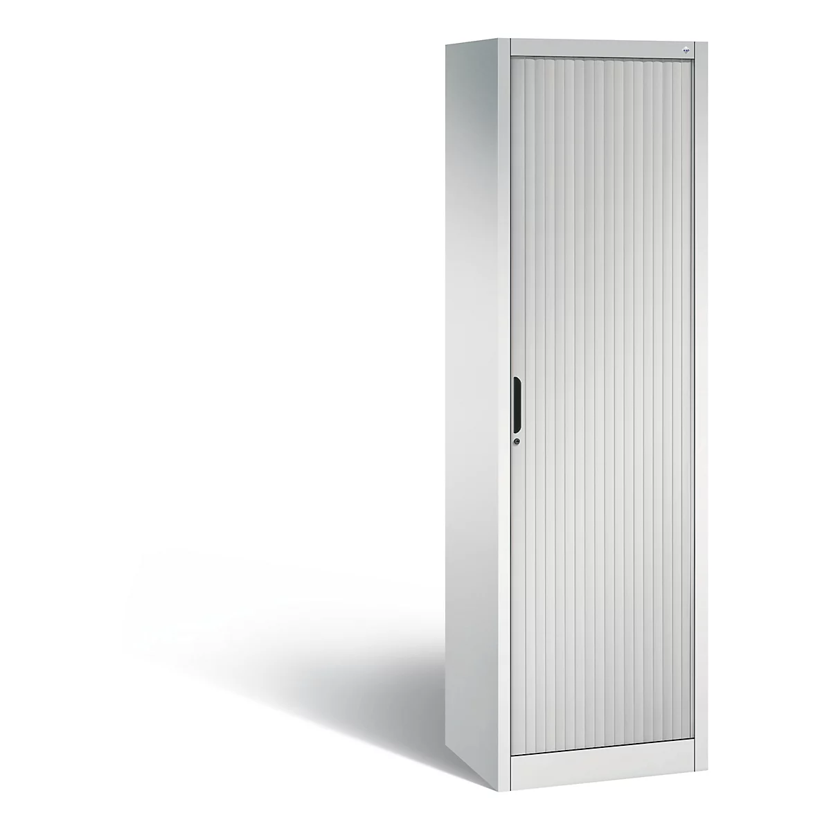 Une armoire blanche à rideau roulant, ombre à gauche. La poignée est noire.