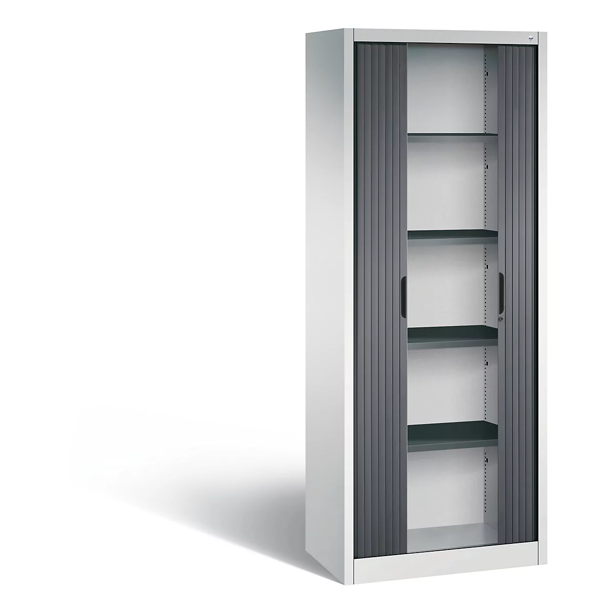 Armoire blanche avec portes roulantes grises et quatre étagères. Sur fond clair.