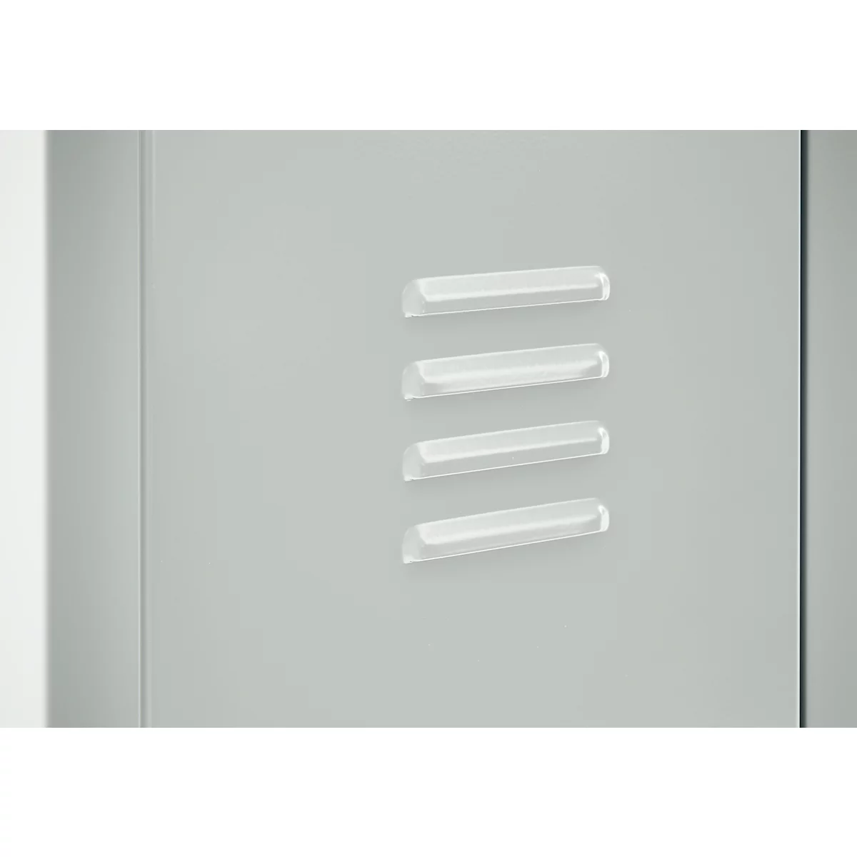 Gros plan d'une porte d'armoire grise avec quatre découpes rectangulaires horizontales.
