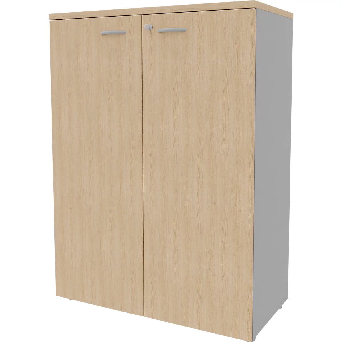 Une armoire de classement brun clair avec deux portes, des poignées argentées et une serrure.